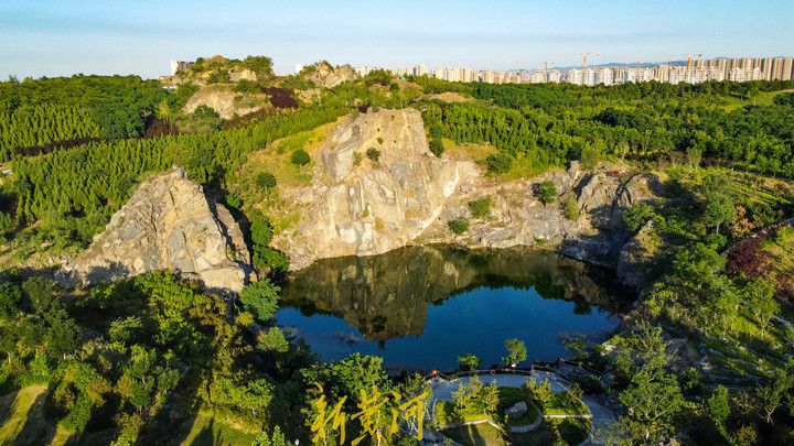 废弃矿坑蓄水绿化 变身山水林画卷