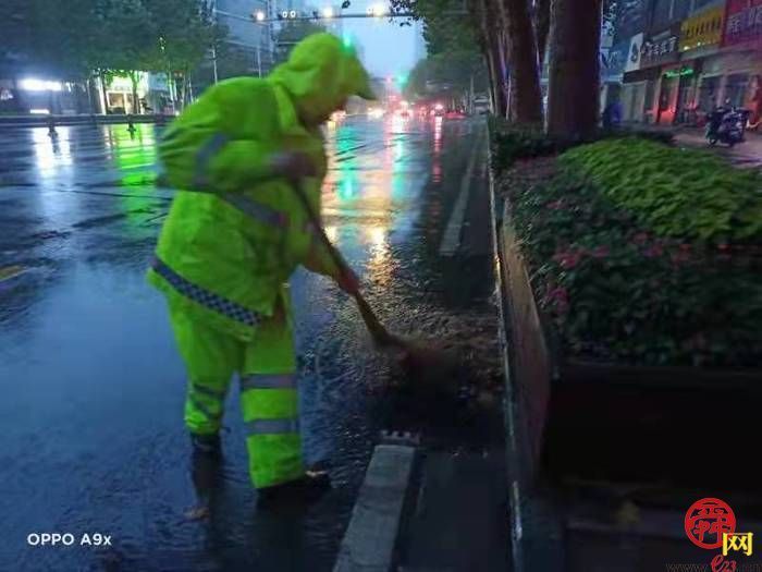 风雨无阻 闻汛而动 济南城管1.8万余名保洁员冒雨奋战一线