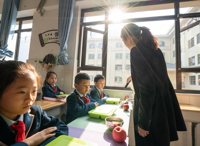 午间配餐服务100%全覆盖 济南市确定15处“中央厨房”让学生吃得饱更吃得好