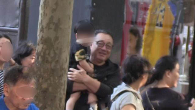 Baby素颜带娃出街，黄晓明父母全程陪伴，与公婆相处默契