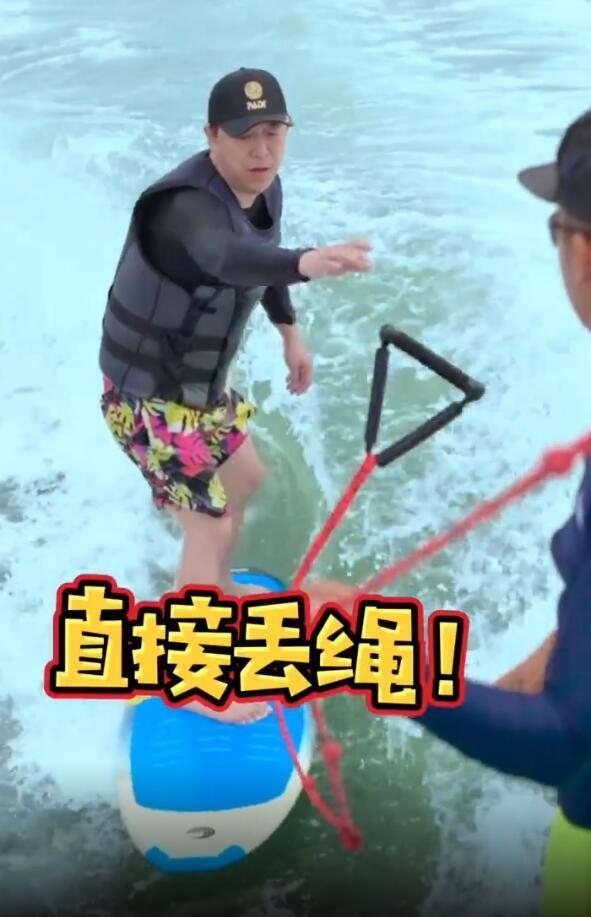 黄渤海边学冲浪心情好 赤脚与粉丝合影自然接地气