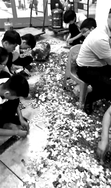 男子用小货车拉15万硬币购房 26人“数”4个多小时