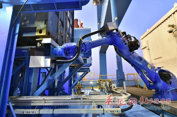 青岛港自动化码头 全球首次实现陆侧全自动收箱