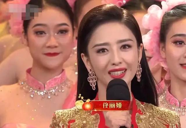 2020春晚主持人大换血阵容大胆 佟丽娅眉毛抢眼