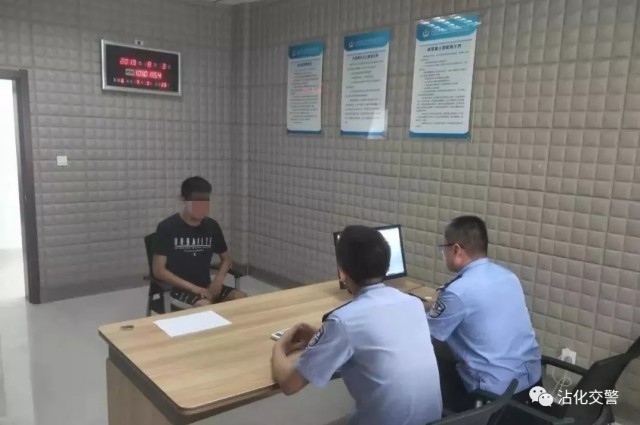 滨州一司机开车大撒把玩手机炫耀 处理结果来了