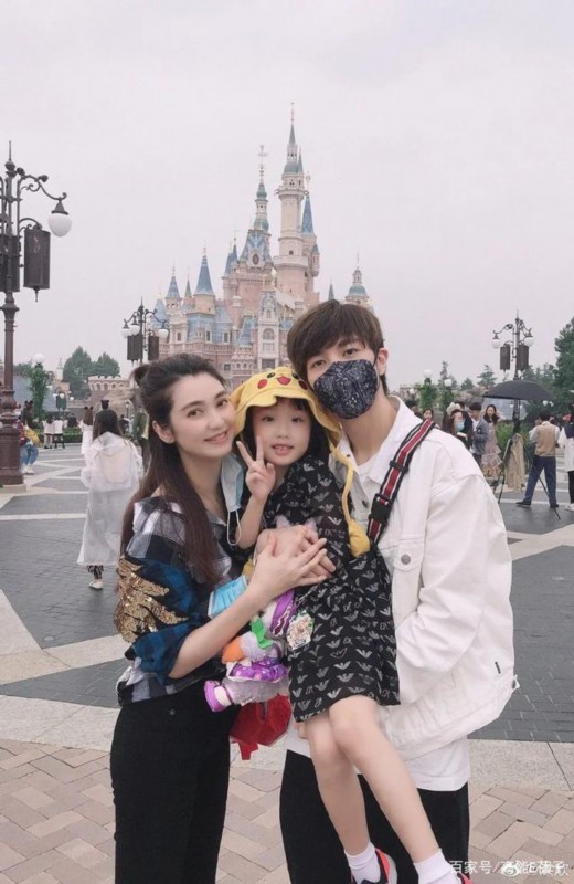 洪欣否认与张丹峰离婚 晒照力证感情好 评论区却翻车了
