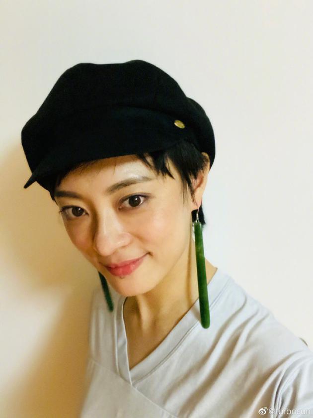 邓超送别致耳环弄懵孙俪：筷子书签还是刮痧板？