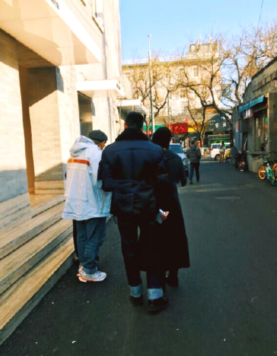 太接地气了！杜江霍思燕夫妇低调现身网红面馆排队就餐