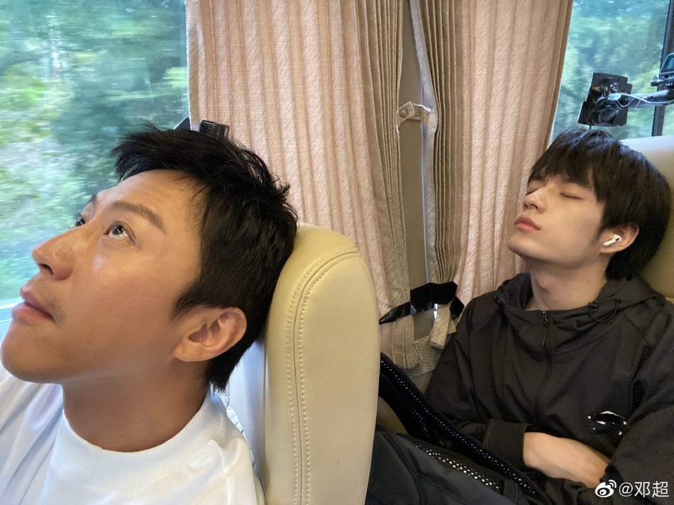邓超|邓超晒节目路透照 偷拍鹿晗陈赫车内睡觉画风搞笑