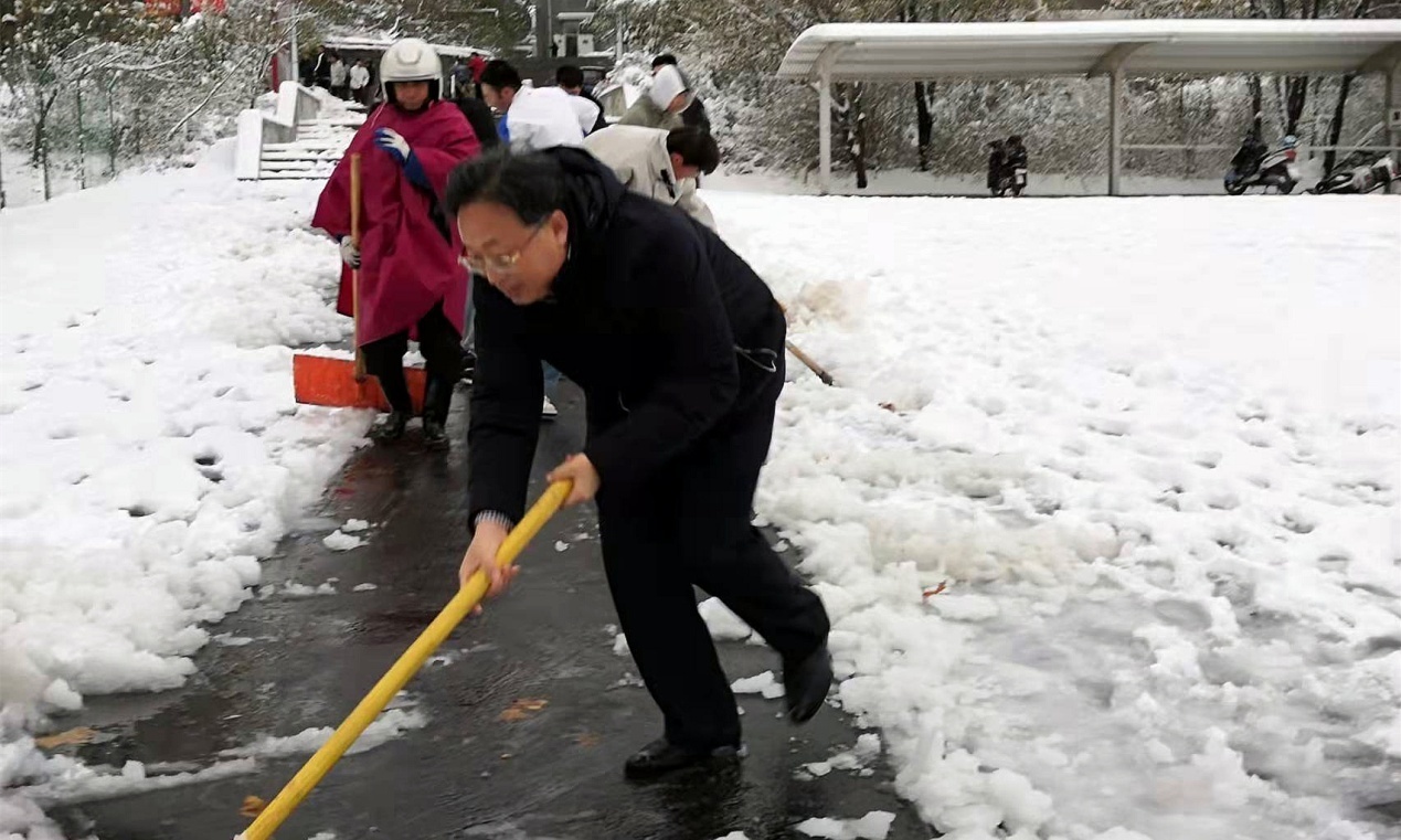 立冬迎初雪，济南护理职业学院师生全员扫雪除冰保出行