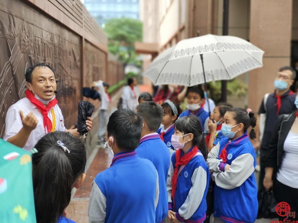 济南育秀中学小学部四（1）秦鹏中队国庆期间开展爱国主义教育实践活动