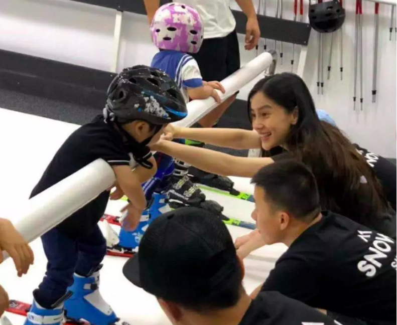 颜值在线!baby素颜带儿子 2岁小海绵趴栏杆和妈妈说话