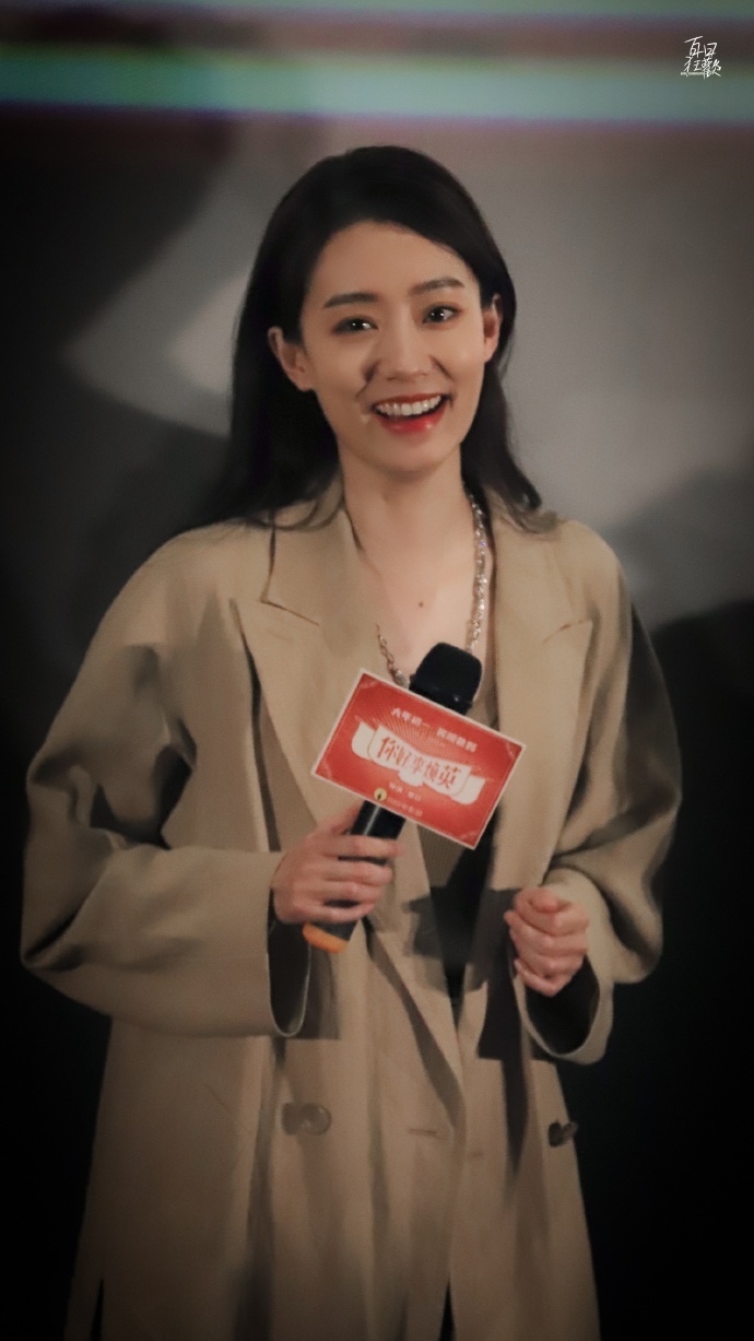 张小斐下班图好美！长发披肩温柔甜美