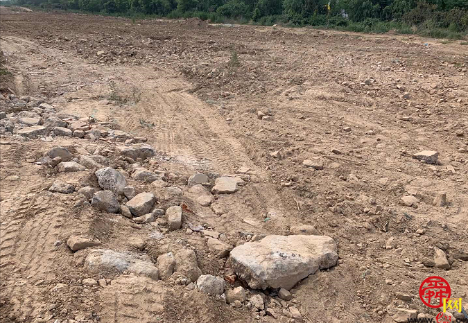 【啄木鸟在行动】章丘区秀江百货商场附近渣土和建筑垃圾裸露