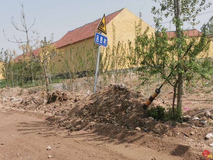 【啄木鸟行动】商河县吕常西村路旁渣土裸露