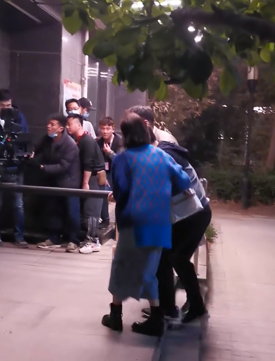 黄磊与唐艺昕拍戏被偶遇 醉酒后被搀扶上台阶险绊倒