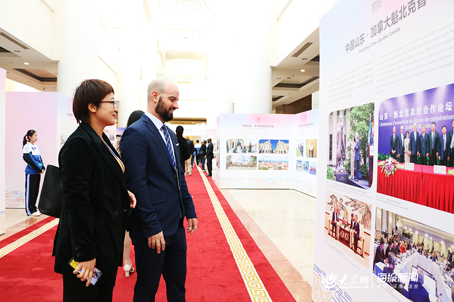 33国的外宾们来了！山东国际友城40年图片展成“打卡地”