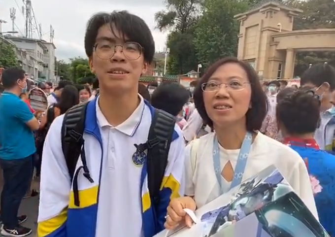 可可爱爱！爸爸手拿小花花等孩子出考场：别人有的我娃也得有