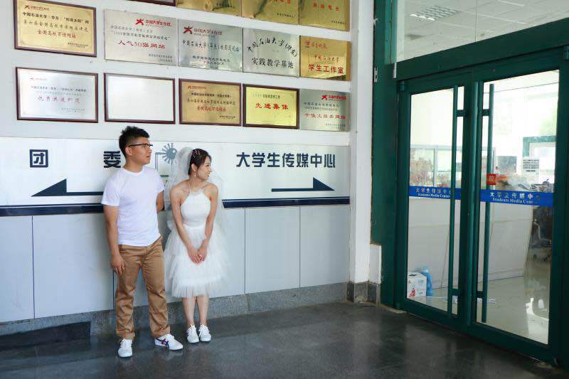 记录幸福瞬间：情侣毕业四年重返母校拍婚纱照