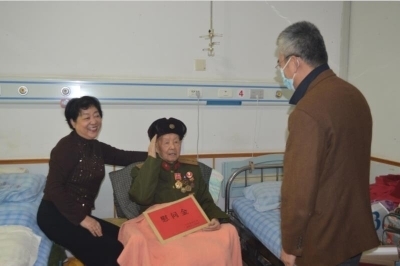 抗美援朝老军人在九九重阳节授牌同贺