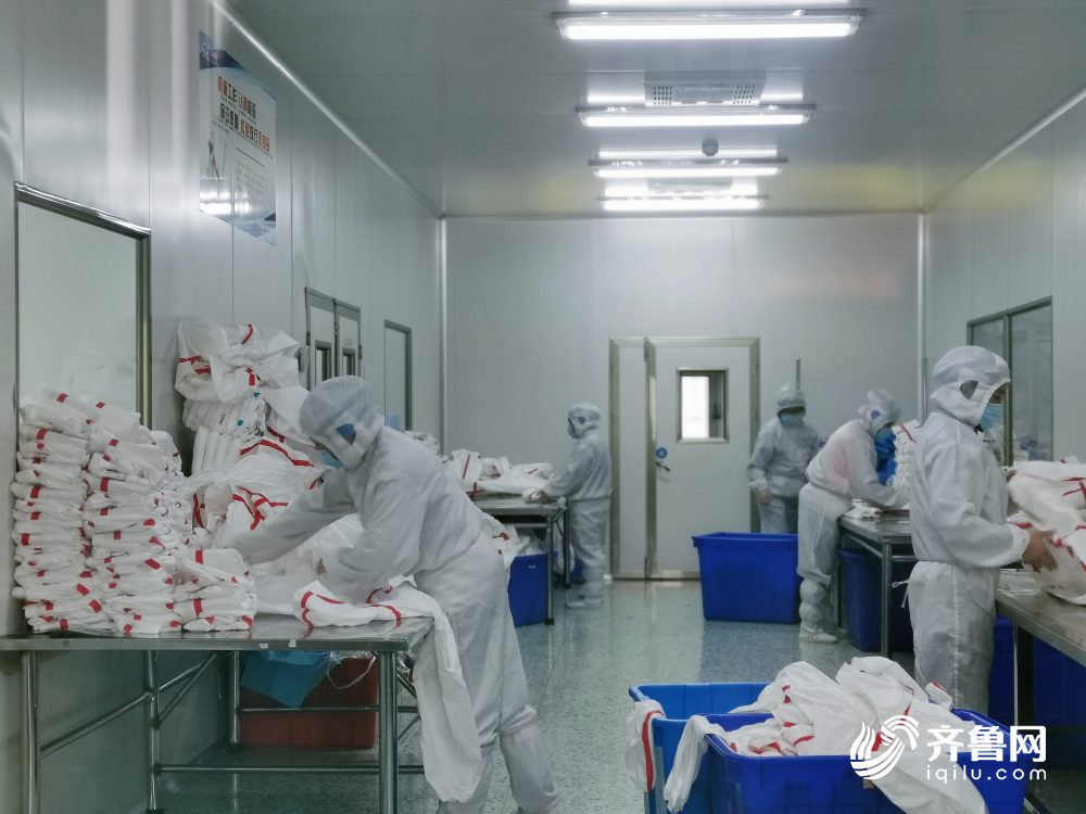 新闻特写｜“疫”线生产工人：医生护士守护生命，我们守护他们