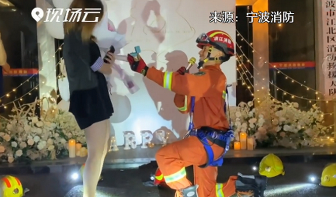 消防员专有浪漫！抗洪归来消防员高空索降求婚 网友：好甜好甜，祝幸福