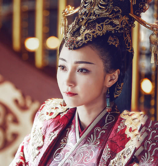 姚笛古装剧照造型雍容华贵，生图曝光颜值差距太大了