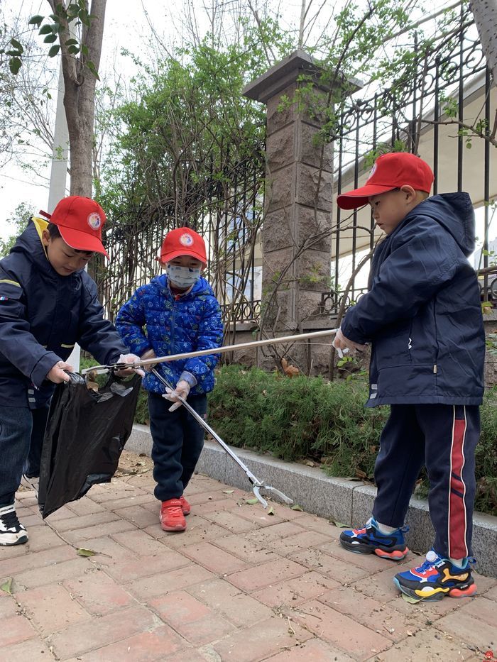 清扫卫生树新风  山大辅仁学校小小志愿者走进社区开展学雷锋活动