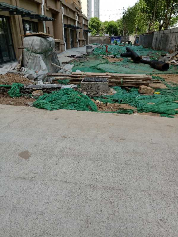 【啄木鸟在行动】居民小区与施工地未做阻隔，扬尘严重