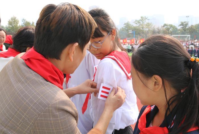 红领巾心向党，友谊小学开展建队节活动