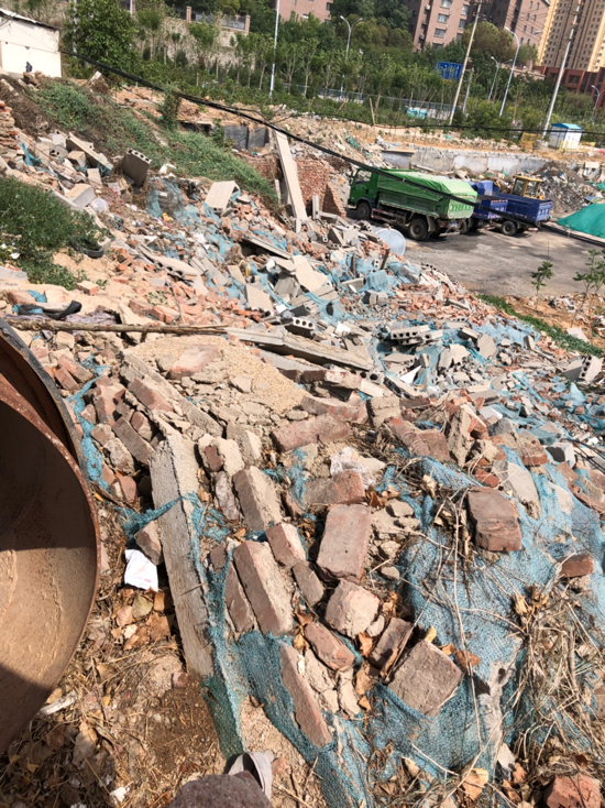 【啄木鸟在行动】凤岐路“建大花园”公交站南侧70米路西存在扬尘隐患