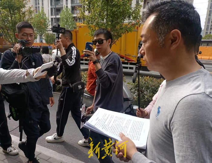 杭州女童坠亡案被告人曾号称“金牌保姆” 女童父亲：爱撒谎很懒散，对小孩冷漠