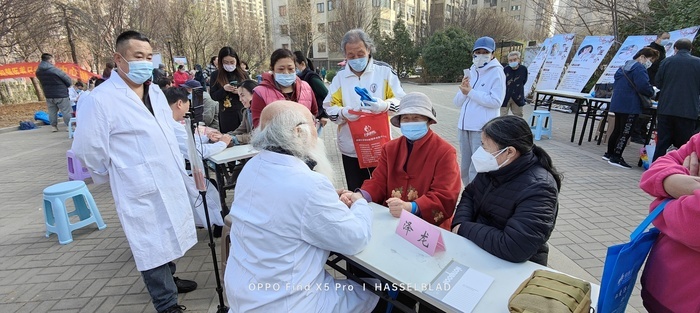 道德街街道联合济南市健康保健行业协会开展免费义诊活动