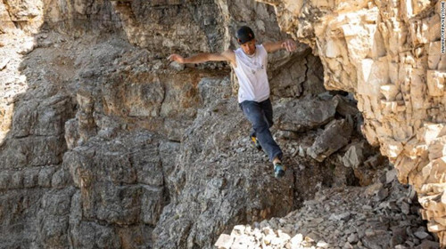 瑞士男子徒手攀岩破纪录，称是一场“脑力游戏”