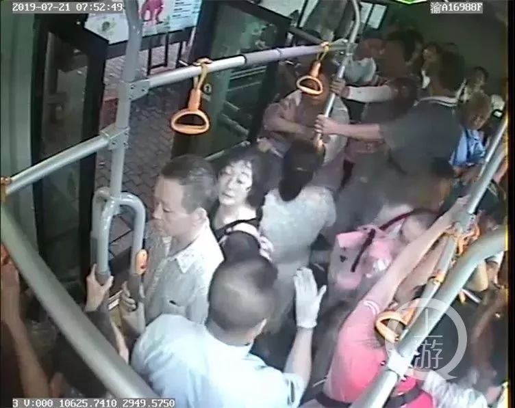 乘客吵得不可开交！司机停车说了一句话，整辆车都安静了