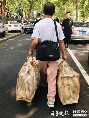 开学季少不了父亲的肩头、母亲的臂弯！记者直击山师迎新现场