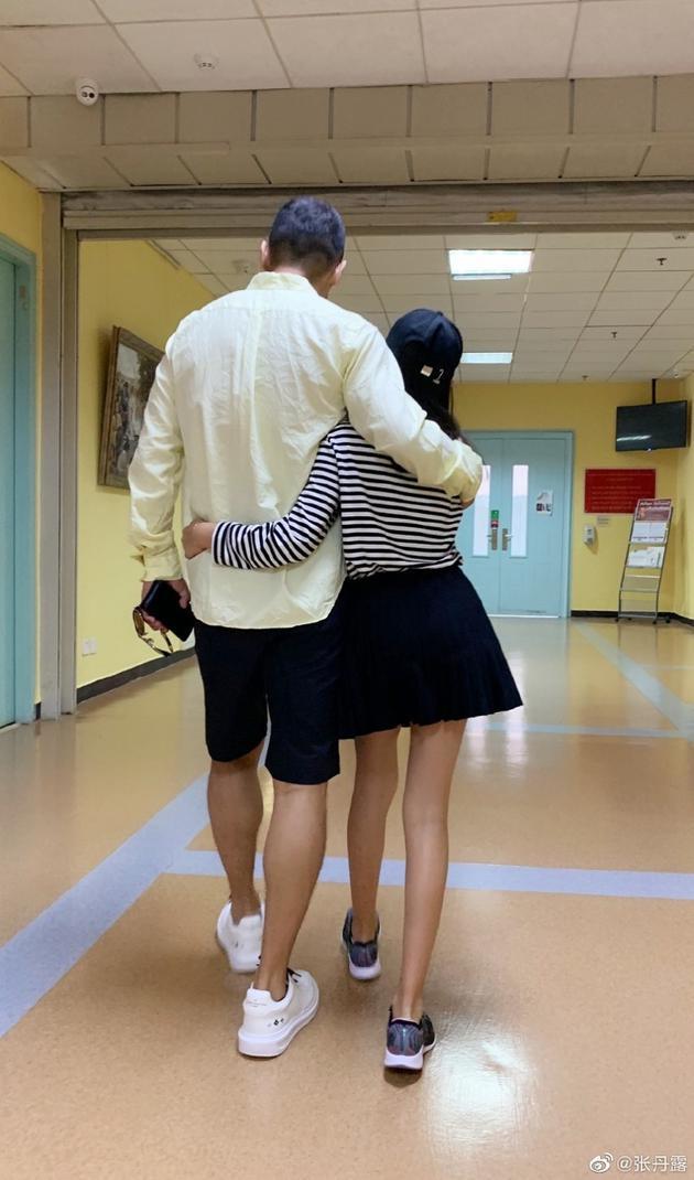 赵文卓夫妇送三个宝宝返校 大女儿身高直逼爸爸