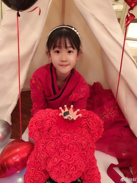 陆毅鲍蕾晒女儿庆生照 贝儿嘟嘴卖萌妹妹露同款甜笑