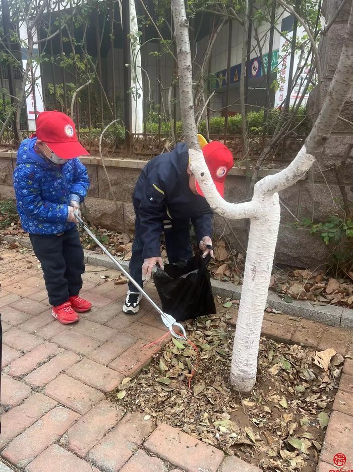 清扫卫生树新风  山大辅仁学校小小志愿者走进社区开展学雷锋活动