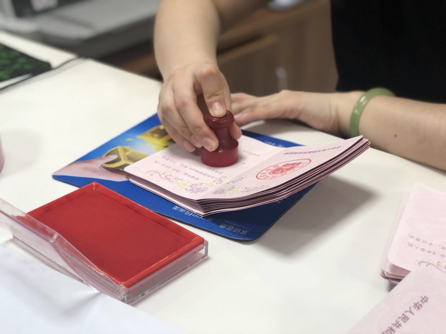 520济南新人领证挤爆登记大厅，3盒印泥都用完了