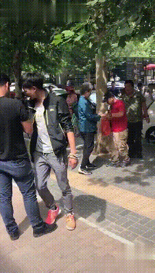 组图：宋丹丹画风突变满头白发现身街头 请路人吃冰棍十分亲和