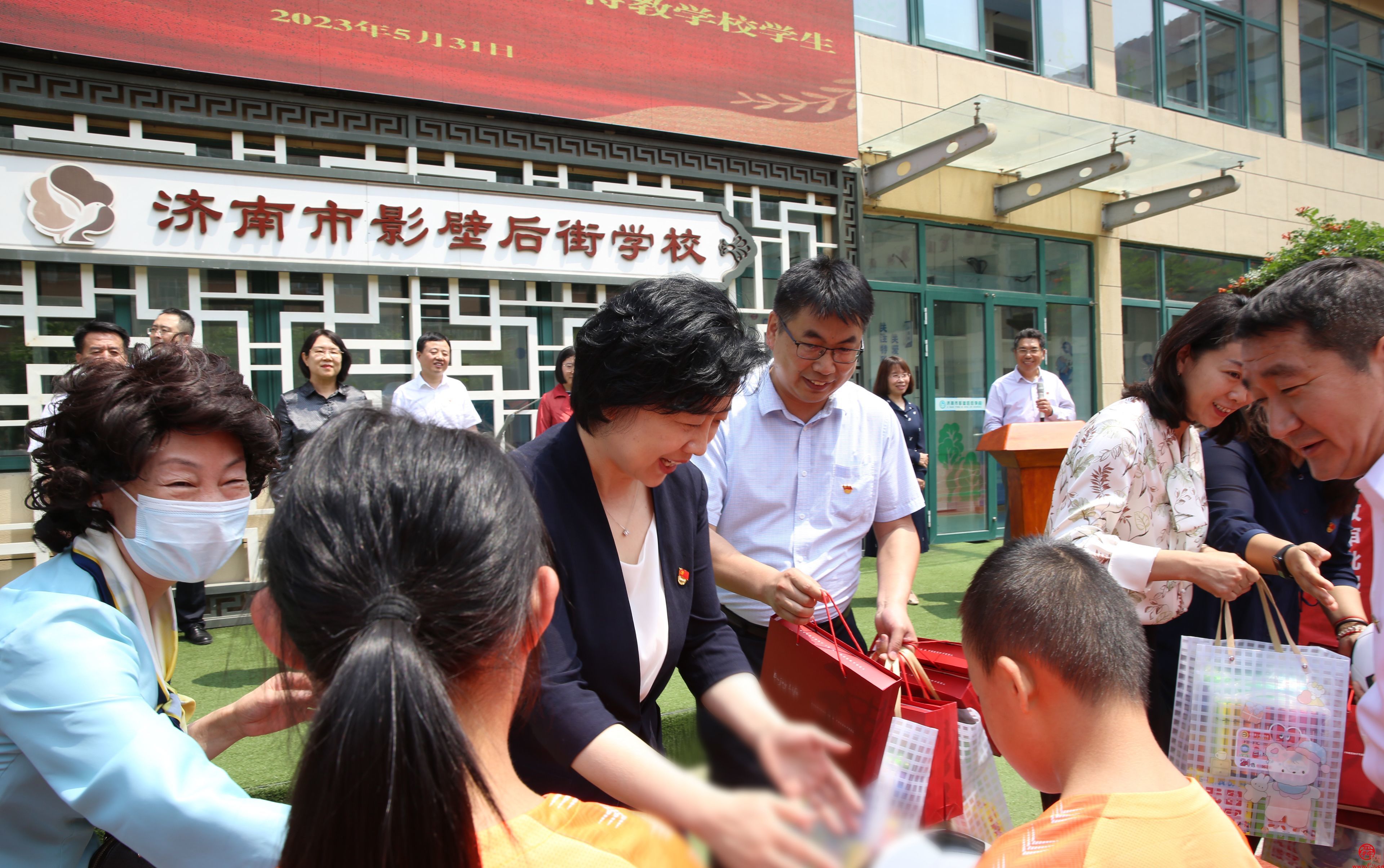 心系特教 情暖童心 济南市行政审批服务局走访慰问特教学校学生