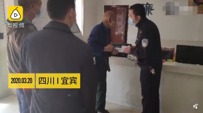 大爷拒打针被七旬哥哥棍棒教训，网友：这个年纪还有人管好感动