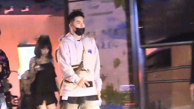 蒋劲夫家暴外籍女友！深夜泡吧神情慌张，左顾右盼很焦虑