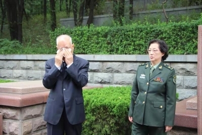 王尽美烈士嫡孙王明华、王爱华到济南革命烈士陵园祭扫