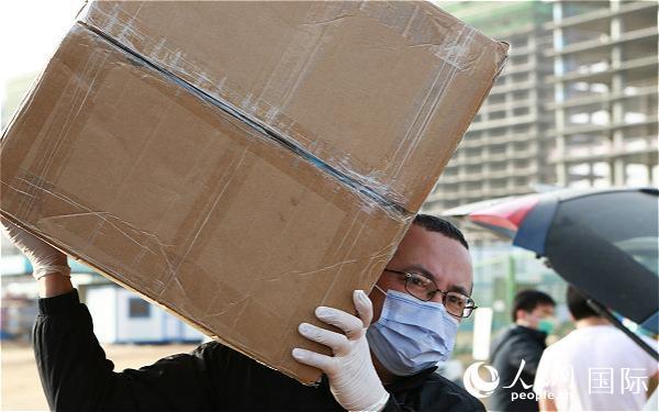 兄弟齐心，雪中送炭