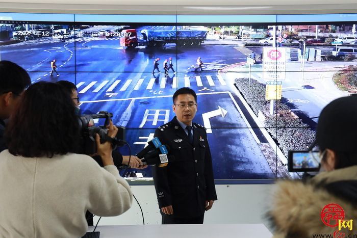 12月8日起，济南全市大货车右转必停，违者罚200记3分