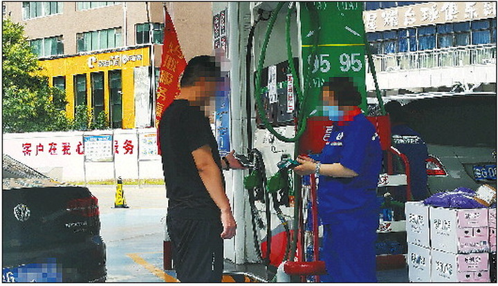 油枪边顺手扫码结算　方便中其实暗藏危险 