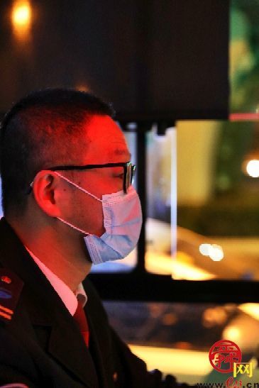 零点公交司机：日复一日 守望城市夜归人