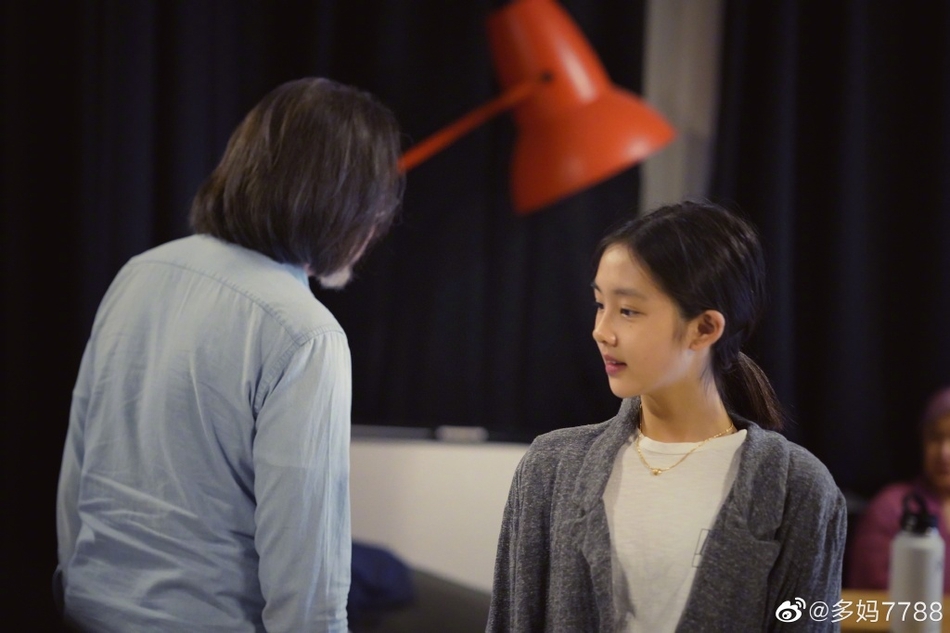 孙莉晒女儿与何炅排练照 多妹扎马尾气质优越